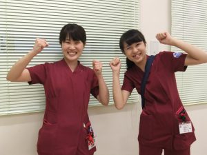 両手を挙げている新人看護師2人