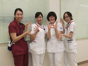 笑っている4人の新人看護師